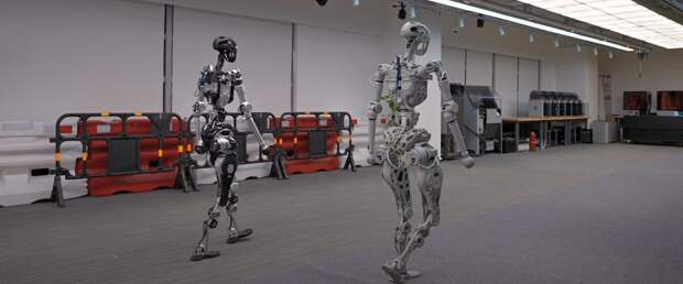 Андроид освоил человеческую походку