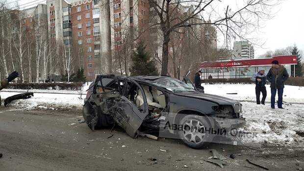 Машина «Яндекс.Такси» в Омске влетела во внедорожник (Фото)
