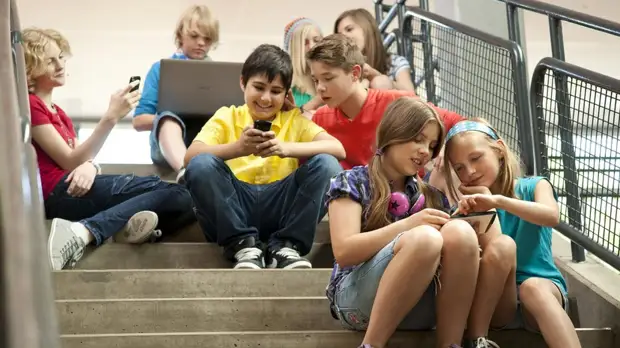 Министр образования Крыма оценила использование школьниками гаджетов