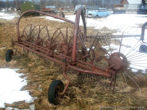 Свалка техники в полях (17 фото)