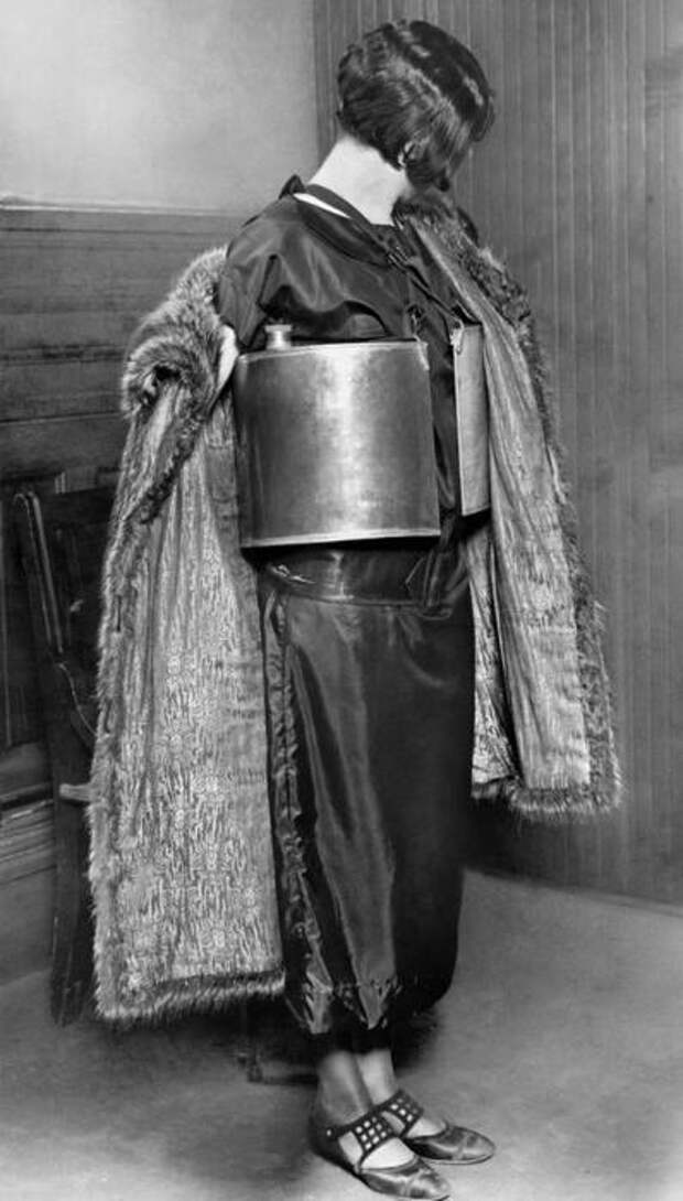 Девушка, задержанная за бутлегерство полицией Миннеаполиса, 1924 год / Источник: alamy.com