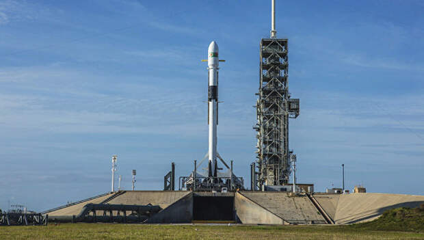 Ракета-носитель Falcon-9 компании SpaceX. Архивное фото Ракета-носитель Falcon-9 компании SpaceX. Архивное фото