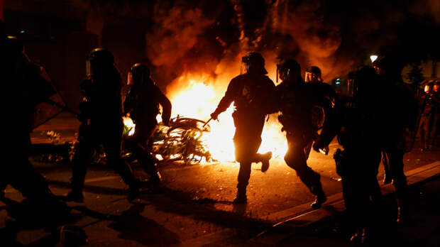 Париж в огне: во Франции на фоне выборов начались беспорядки