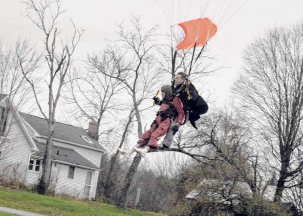 Бабушка отметила столетний юбилей прыжком с парашютом люди, события, экстрим