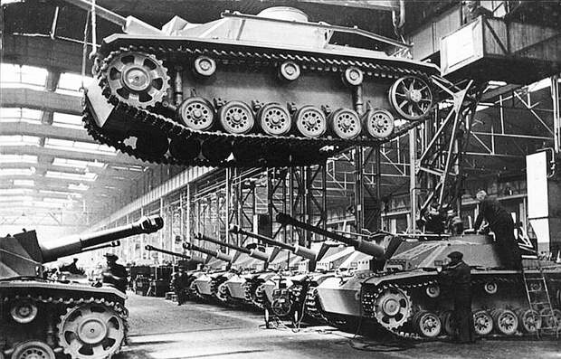 Подготовка танка Штурмгешютц III, Германия, 1943 г.