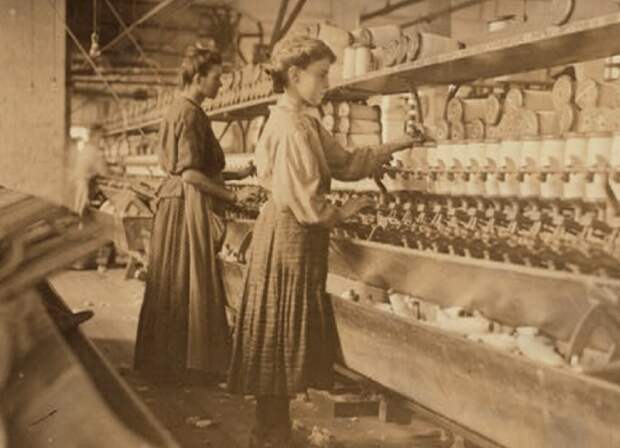 Снимок работниц хлопкопрядильной фабрики в штате Джорджия (1901 год), беременная работница слева - не из тех женщин, кто мог носить корсет. 