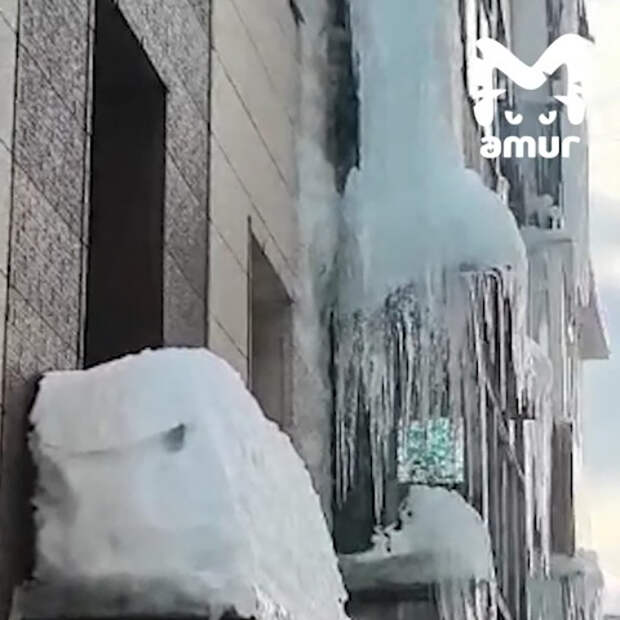 Жители российского города испугались гигантской сосульки с трехэтажный дом