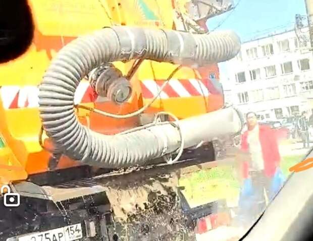«Ассенизатор в деле»: коммунальная техника сливала отходы в пути на асфальт