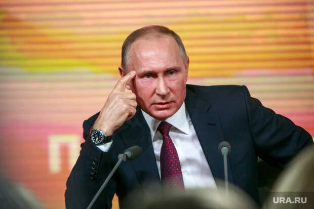 Ежегодная итоговая пресс-конференция президента РФ Владимира Путина. Москва, жест, путин владимир, думать надо, палец у виска