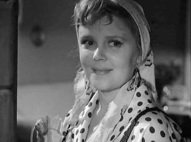 Роза Макагонова в фильме *Впереди – крутой поворот*, 1960 | Фото: kino-teatr.ru Роза Макагонова в фильме *Впереди – крутой поворот*, 1960 | Фото: kino-teatr.ru
