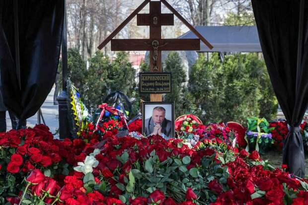 Неизвестные украли венок от старшего сына с могилы Жириновского