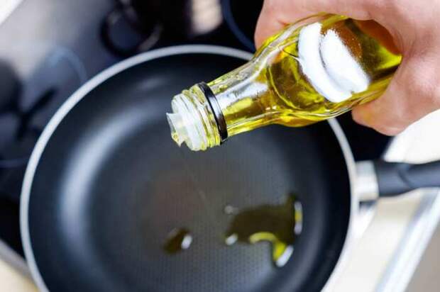 Зачем некоторые хозяйки специально сливают растительное масло в раковину