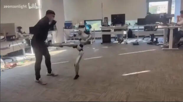 Маск плакал: Во время теста китайский робот-боец Unitree ударил инженера в пах