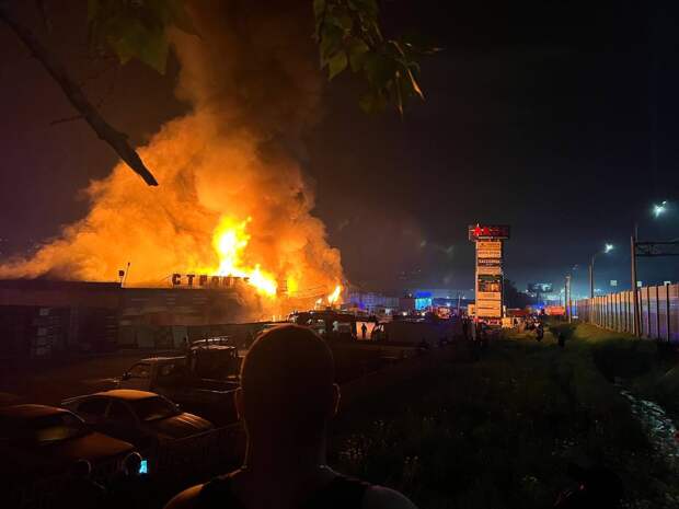 В Одинцово горит строительный рынок на площади 1200 квадратных метров 