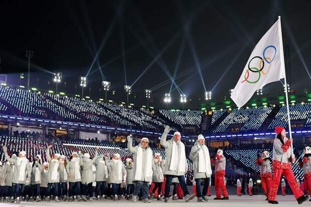 Напомним, так она выглядела на открытии Олимпийских игр. ynews, МЕДВЕДЕВА, белый шарф, олимпиада, секрет, символика, фигуристка, форма