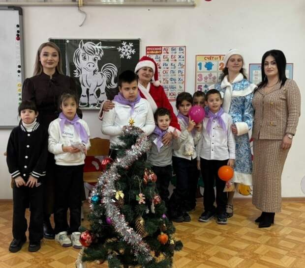 Педагоги Кошехабльского района провели праздничные уроки для воспитанников Шовгеновской "Школы-интерната"