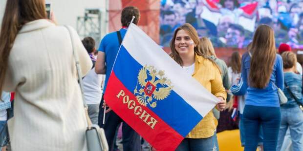В Москве на выходных продолжат отмечать 350-летие флага России. Фото: mos.ru