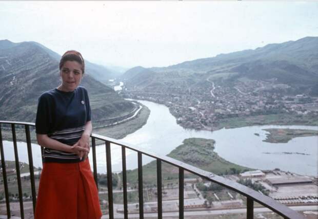 Тбилиси. Женщина на балконе