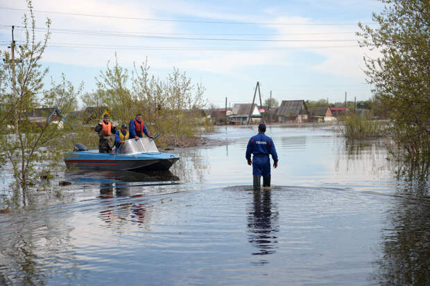 Омский губернатор Хоценко объявил эвакуацию в Усть-Ишиме из-за угрозы паводка