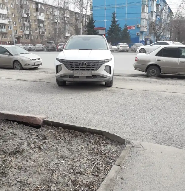 «Мужик, ты влетел на бапки». За что водителю «Лэнд Крузера» нацарапали на двери такую фразу