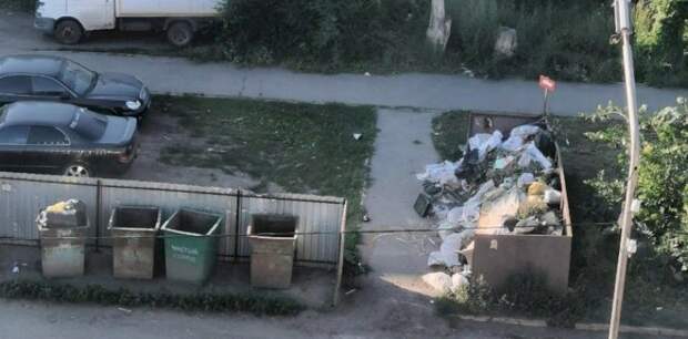 В Бийске куча мусора возле детсадика «лежит больше месяца и воняет»