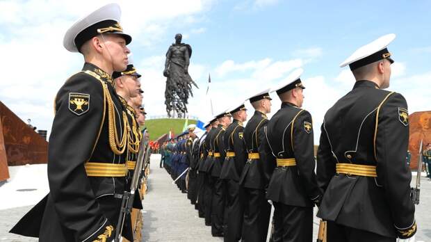 Невзоров о Ржевском мемориале — «Мулен Руж» и «солдат в рваной юбке»