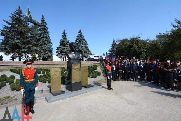 В Донецке открыли памятник первому главе ДНР Александру Захарченко В Донецке открыли памятник первому главе ДНР Александру Захарченко