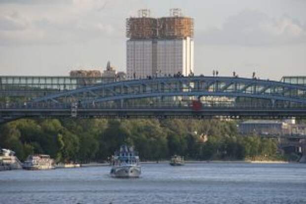 Движение по «Андреевскому» мосту ограничили из-за ремонта. Фото: Александр Кожохин, «Вечерняя Москва»