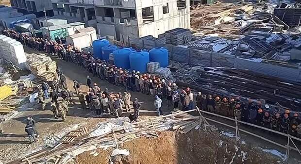 Мигрантов из Средней Азии незаконно трудоустраивали на стройке в Симферополе