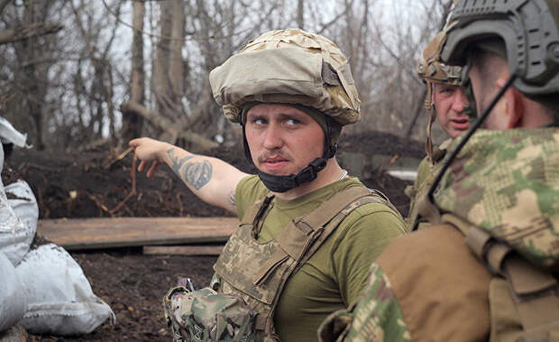 Украинские военные на линии разграничения между ДНР и Украиной