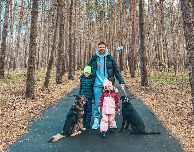 Сергей Лазарев показал фото с детьми на фоне елки