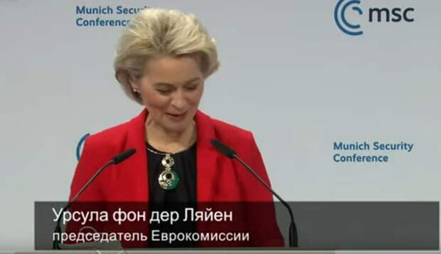 Ведущие огласили список ораторов и сообщили, что ожидается прибытие Зеленского. Пока расскажу о тех, кого уже послушала.-13