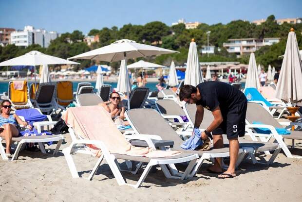 Штраф за полотенце или как борются с «резервированием» лежаков на курортах