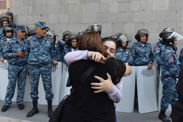 Полиция Армении стянула силы к зданию правительства на фоне протестов
