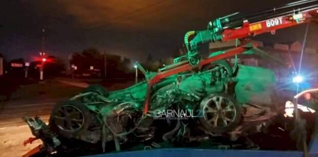 Toyota всмятку: автомобиль слетел с моста ночью в Барнауле