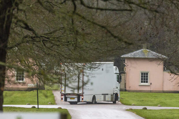 К дому бывшего принца Эндрю приехал грузовик для его выселения
