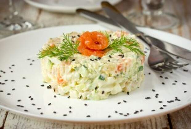 Праздничный салат с сёмгой - приготовление