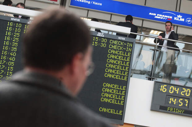 В закрытом всю ночь аэропорту Петербурга отменили и задержали больше 70 рейсов