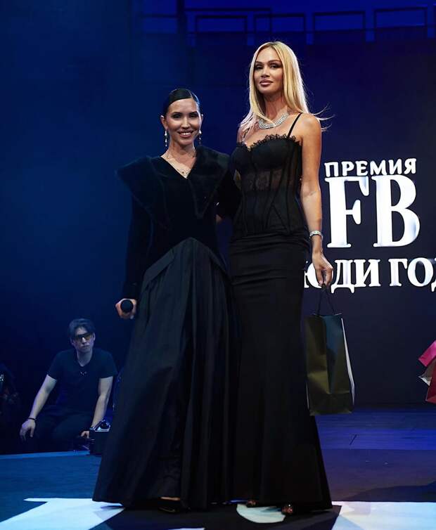 Виктория Лопырева (справа) 