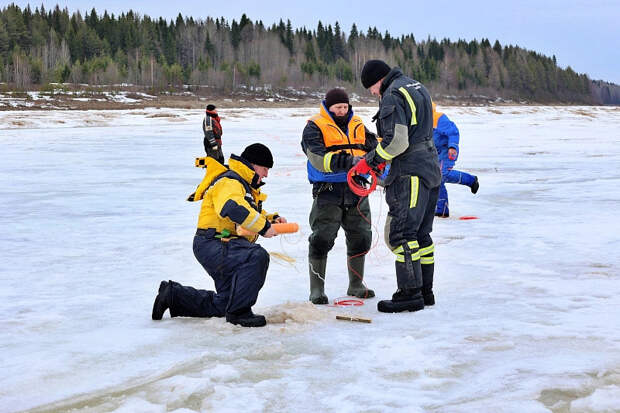 На крутом повороте Пинеги взорвали лед
