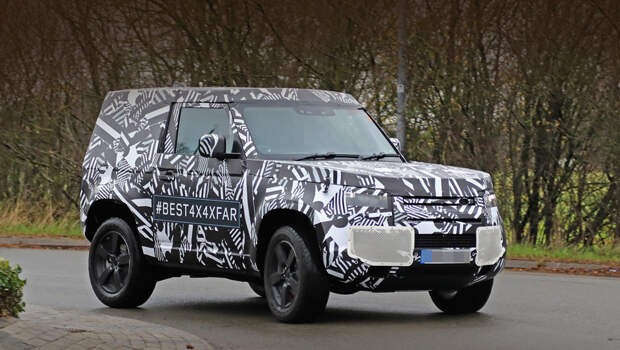 Landrover defender,Landrover defender 90. Defender замаскирован намного сильнее, чем кажется на первый взгляд. Капот накрыт массивной «столешницей». Крышу и всю заднюю часть укутывает плотный «капюшон». По тэгу #Best4x4xfar в Твиттере, Фейсбуке, Инстаграме ничего особенного не находится.