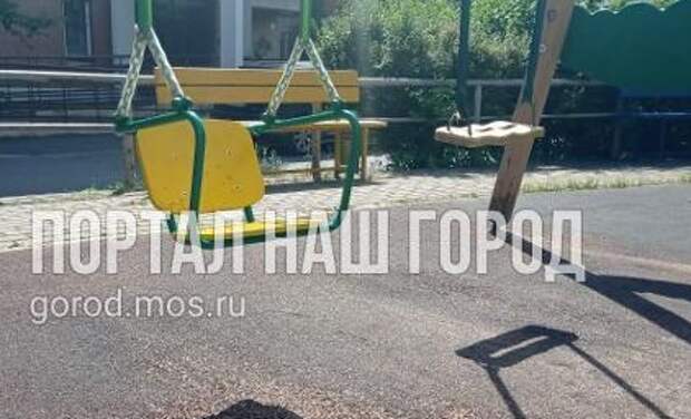 Коммунальщики заменили качели на детской площадке по Воротынской улице