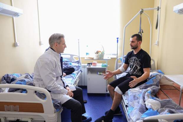 Губернатор Смоленской области встретился в больнице с пострадавшим от атаки БПЛА