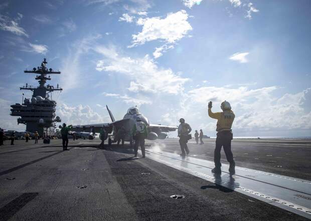 Что произошло в мире 14 января: посадка на Титан и пожар на борту авианосца ВМС США