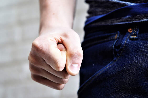 В Петербурге оперативник избил наркоторговца и украл у него марихуану