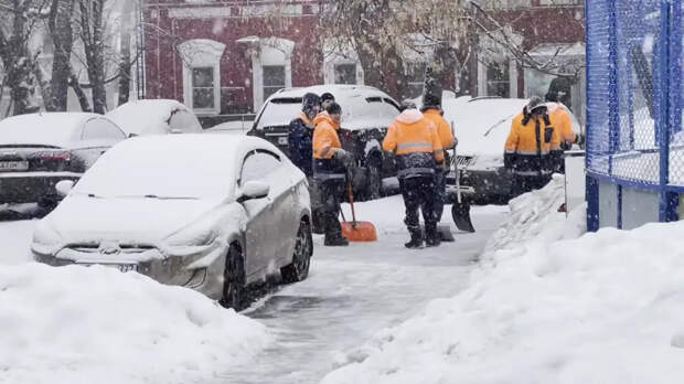 "Милиция, спасите: сосед снег чистит": Доброму белорусу грозит штраф за уборку дороги