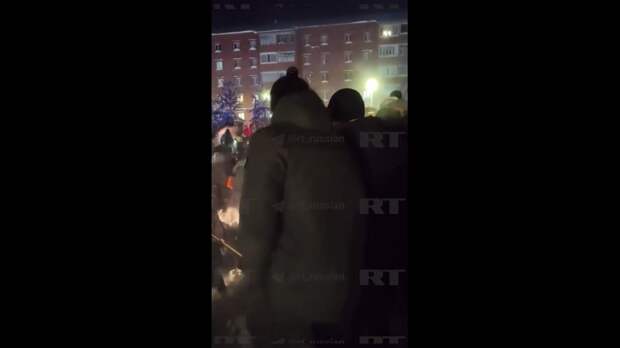 Пятерых детей завалило снегом на спортивном корте в Сургутском районе в ХМАО.