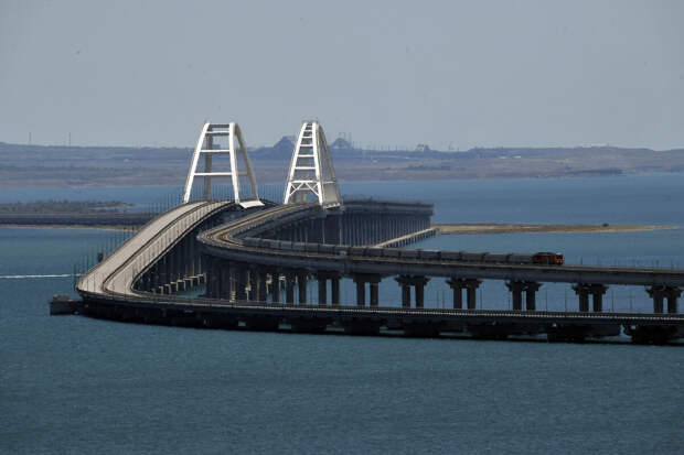 Проезд автотранспорта по Крымскому мосту был временно перекрыт
