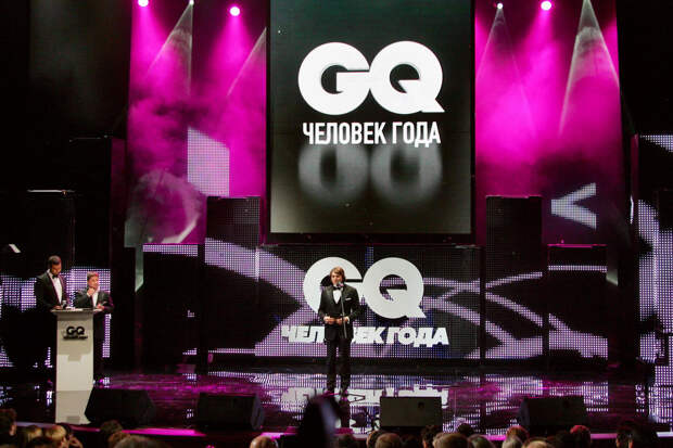 Церемония вручения премии журнала GQ «Человек года GQ», слева направо: телеведущие Иван Ургант, Александр Цекало и главный редактор журнала GQ Николай Усков, 16 сентября 2010 года