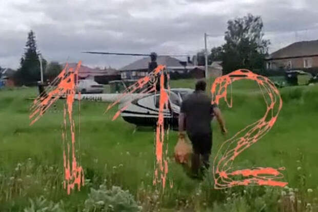 В Омской области заметили мужчину, который прилетел в сельпо на вертолете